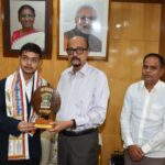 CG : राज्यपाल डेका ने मेधावी छात्र आदित्य का किया सम्मान