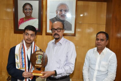 CG : राज्यपाल डेका ने मेधावी छात्र आदित्य का किया सम्मान