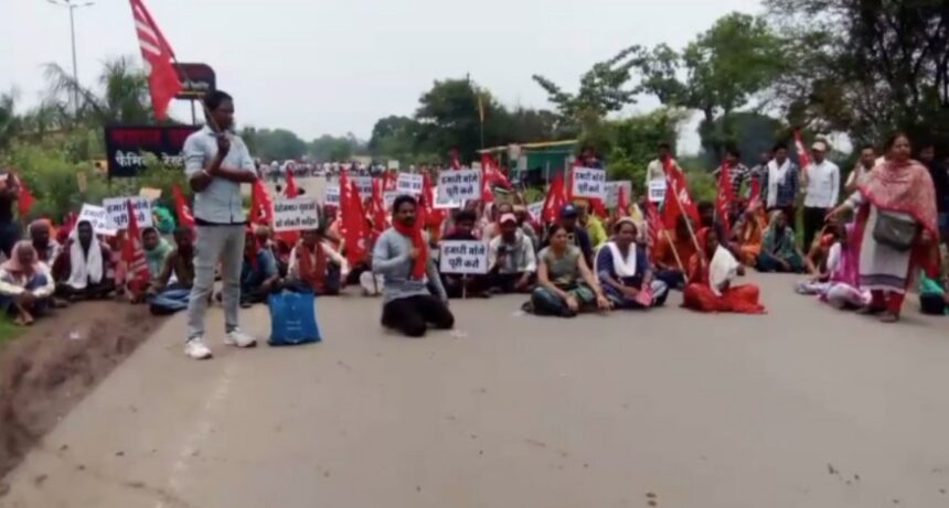 CG NEWS : मडवा ताप विद्युत संयंत्र के भू-स्थापितों ने किया चक्का जाम, दो माह से चल रही हड़ताल के बाद बड़ा आंदोलन