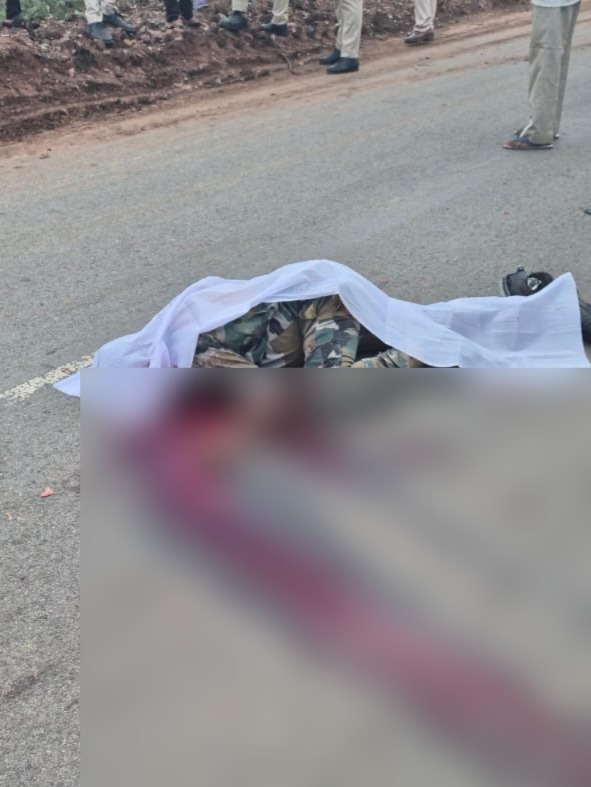 CG ACCIDENT : ड्यूटी से लौट रहे आरक्षक को तेज रफ्तार ट्रक ने कुचला, मौके पर मौत 
