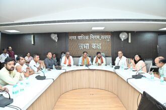 Raipur : निगम संस्कृति विभाग सलाहकार समिति के अध्यक्ष अमर गिदवानी ने ली बैठक, महापुरूषो की मूर्तियों के जीर्णोद्धार, रंगरोगन, साफ सफाई के दिए निर्देश