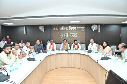 Raipur : निगम संस्कृति विभाग सलाहकार समिति के अध्यक्ष अमर गिदवानी ने ली बैठक, महापुरूषो की मूर्तियों के जीर्णोद्धार, रंगरोगन, साफ सफाई के दिए निर्देश