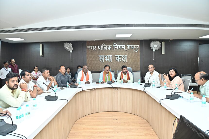Raipur : निगम संस्कृति विभाग सलाहकार समिति के अध्यक्ष अमर गिदवानी ने ली बैठक, महापुरूषो की मूर्तियों के जीर्णोद्धार, रंगरोगन, साफ सफाई के दिए निर्देश