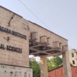 CG NEWS : सिम्स की लापरवाही से मरीज परेशान, गंदे खून सने चादरों पर इलाज कराने को मजबूर