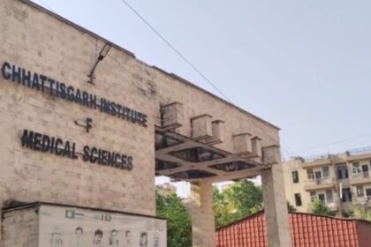 CG NEWS : सिम्स की लापरवाही से मरीज परेशान, गंदे खून सने चादरों पर इलाज कराने को मजबूर