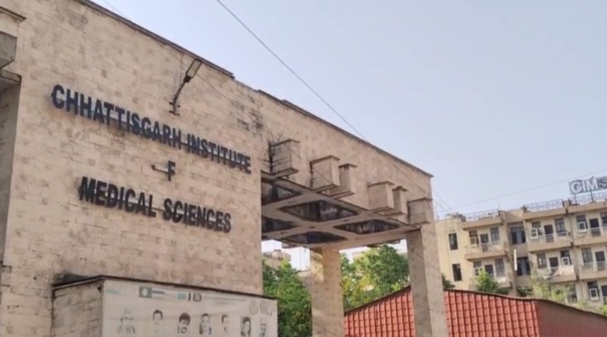 CG NEWS : सिम्स की लापरवाही से मरीज परेशान, गंदे खून सने चादरों पर इलाज कराने को मजबूर