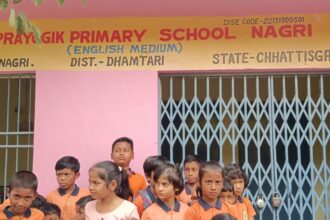 CG NEWS : नगरी के प्रायोगिक शाला में शिक्षकों की कमी, आक्रोशित पालकों स्कूल में जड़ा ताला