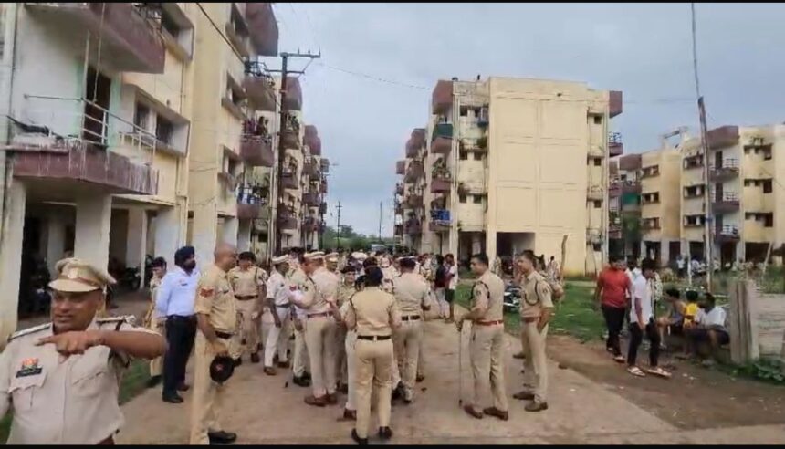 Chhattisgarh : संदिग्धों पर शिकंजा कसने में जुटी पुलिस, 125 घरों की ली तलाशी, तलवार और गांजा का पौधा बरामद 