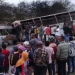 BIG ACCIDENT : बस और मिनीबस में जोरदार भिड़ंत, सड़क पर बिछ गई लाशें, 38 लोगों की मौत 