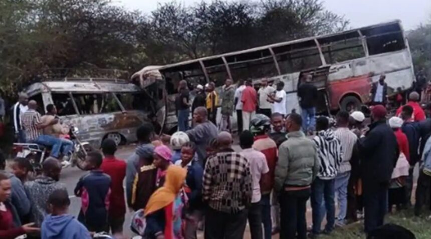 BIG ACCIDENT : बस और मिनीबस में जोरदार भिड़ंत, सड़क पर बिछ गई लाशें, 38 लोगों की मौत 