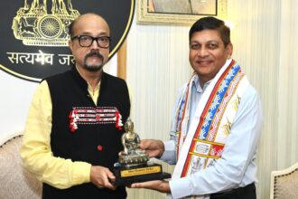CG : राज्यपाल डेका नेे मुख्य सचिव जैन को सेवानिवृत्ति पर दी शुभकामनाएं