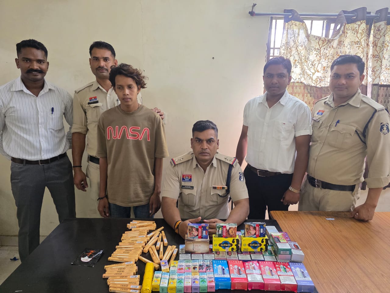 CG CRIME : हुक्का पर पुलिस ने कसा शिकंजा, दो इलाकों से लाखों की हुक्का सामग्री बरामद, दो गिरफ्तार