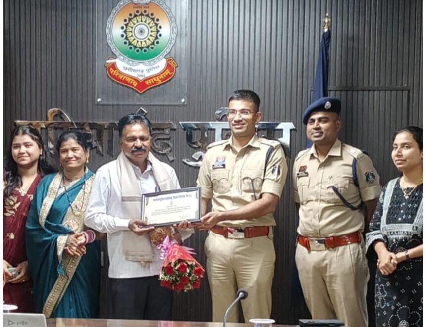 Gariaband : संघर्ष, सेवा और सम्मान की कहानी: सहायक उपनिरीक्षक हयात हुए सेवानिवृत्त, गरियाबंद पुलिस ने दी भावभीनी विदाई