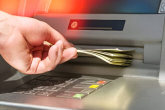 ATM Charges: अब ATM से कैश निकालने पर लगेगा 23 रुपये का चार्ज, बढ़ाया गया ट्रांजैक्शन शुल्क
