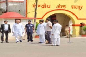 Chhattisgarh : सेंट्रल जेल में कैद पूर्व मंत्री लखमा से मिलने पहुंचे पूर्व CM भूपेश बघेल, अस्वस्थ होने पर जताई चिंता