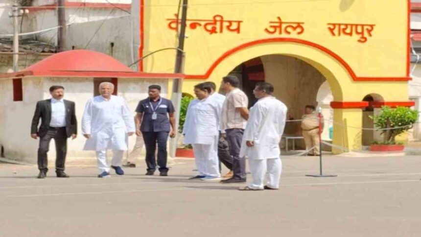 Chhattisgarh : सेंट्रल जेल में कैद पूर्व मंत्री लखमा से मिलने पहुंचे पूर्व CM भूपेश बघेल, अस्वस्थ होने पर जताई चिंता