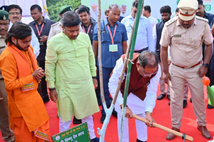 CG :  सीएम विष्णु देव साय ने नवीन विधानसभा परिसर में किया पौधरोपण