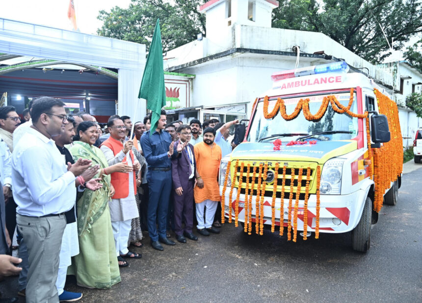 Chhattisgarh : सीएम विष्णु देव साय ने आधुनिक एम्बुलेंस को दिखायी हरी झंडी: ग्रामीण इलाकों को मिलेगा आपातकालीन स्वास्थ्य लाभ