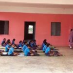 CG : जर्जर हो गया क्लास रूम, प्राथमिक शाला पांवद्वार के बच्चे रंगमंच पर बैठकर पढ़ने को मजबूर
