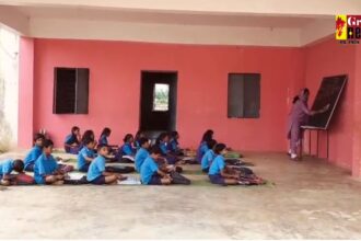 CG : जर्जर हो गया क्लास रूम, प्राथमिक शाला पांवद्वार के बच्चे रंगमंच पर बैठकर पढ़ने को मजबूर