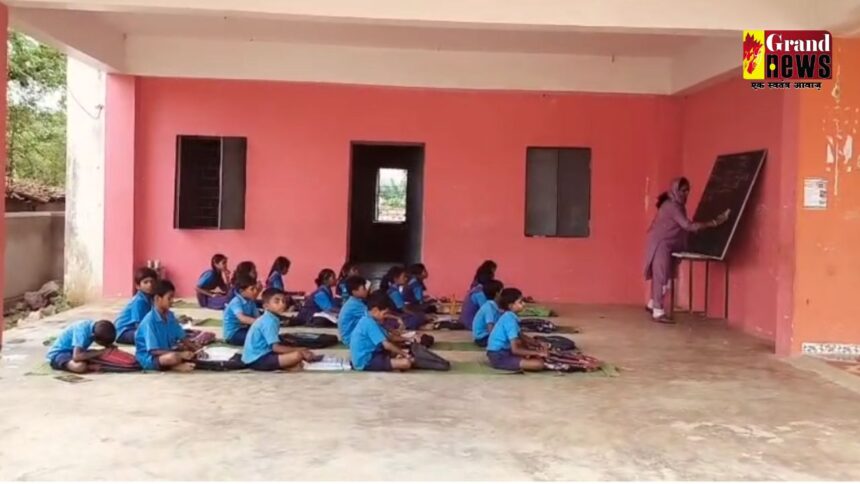 CG : जर्जर हो गया क्लास रूम, प्राथमिक शाला पांवद्वार के बच्चे रंगमंच पर बैठकर पढ़ने को मजबूर