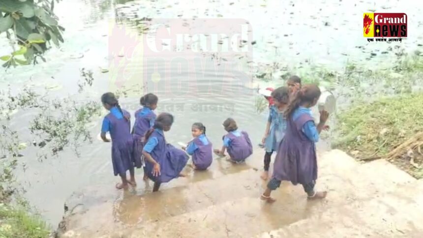 CG Video : तालाब में उतरकर स्कूल में जूठे बर्तन धोते बच्चों का वीडियो वायरल...