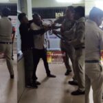 CG Video : शराब  के नशे में धुत पुलिसकर्मी ने प्रधान आरक्षक से की मारपीट, एसपी ने किया निलंबित