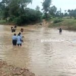 Chhattisgarh : बाढ़ के बीच जान जोखिम में डाल स्कूल जानें को मजबूर है बच्चे