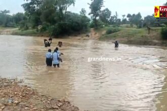 Chhattisgarh : बाढ़ के बीच जान जोखिम में डाल स्कूल जानें को मजबूर है बच्चे