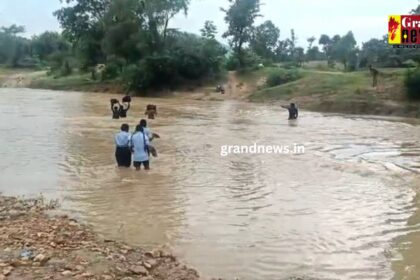 Chhattisgarh : बाढ़ के बीच जान जोखिम में डाल स्कूल जानें को मजबूर है बच्चे