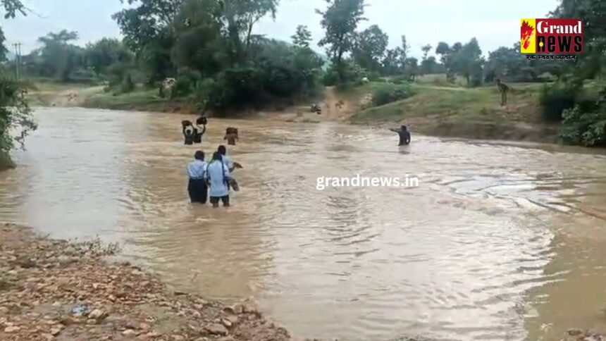 Chhattisgarh : बाढ़ के बीच जान जोखिम में डाल स्कूल जानें को मजबूर है बच्चे