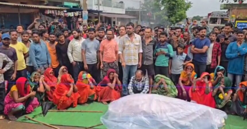 CG ACCIDENT : तेज रफ्तार इनोवा घर में घुसी, महिला की इलाज के दौरान मौत, ग्रामीणों ने किया चक्काजाम 
