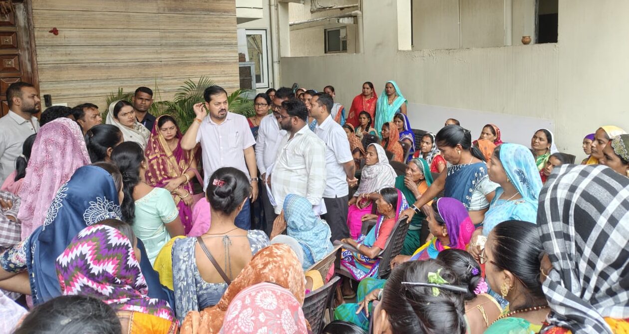 RAIPUR NEWS : दोंदे खुर्द में शराब दुकान निरस्त करने की मांग; सैकड़ो ग्रामीणों ने अंबेडकर चौक पर किया प्रदर्शन, विधायक अनुज शर्मा को सौंपा ज्ञापन 