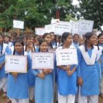 Gariaband : फिंगेश्वर में कन्या शाला मर्जर का छात्राओं ने किया विरोध, स्कूल गेट में जड़ा ताला, बीईओ कार्यालय को घेरा