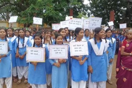 Gariaband : फिंगेश्वर में कन्या शाला मर्जर का छात्राओं ने किया विरोध, स्कूल गेट में जड़ा ताला, बीईओ कार्यालय को घेरा