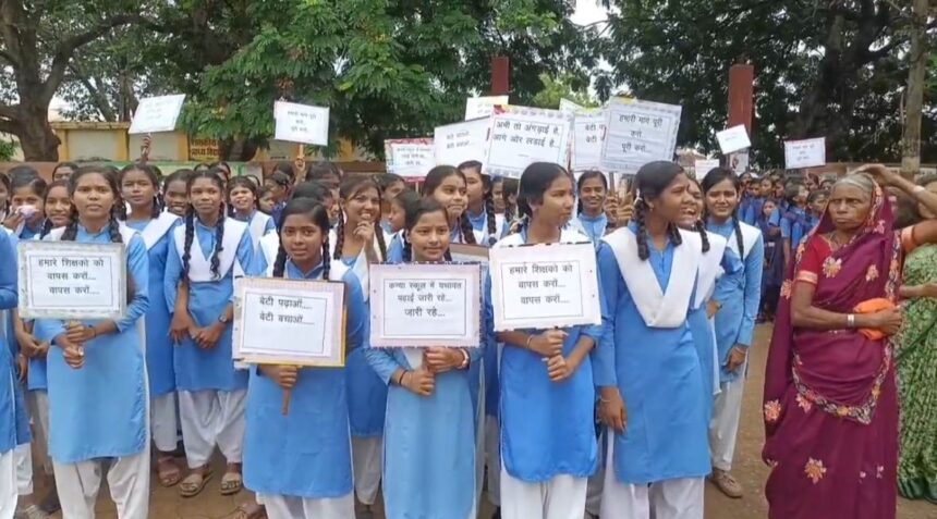 Gariaband : फिंगेश्वर में कन्या शाला मर्जर का छात्राओं ने किया विरोध, स्कूल गेट में जड़ा ताला, बीईओ कार्यालय को घेरा