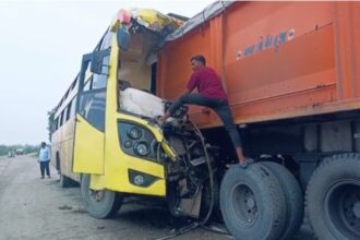 CG ACCIDENT : हाईवे पर खड़े ट्रेलर से भिड़ी बस, कई यात्री घायल