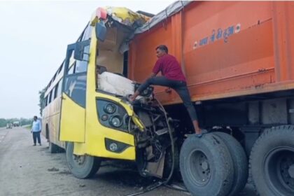 CG ACCIDENT : हाईवे पर खड़े ट्रेलर से भिड़ी बस, कई यात्री घायल