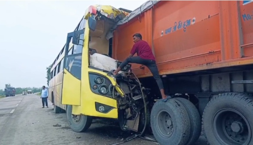 CG ACCIDENT : हाईवे पर खड़े ट्रेलर से भिड़ी बस, कई यात्री घायल
