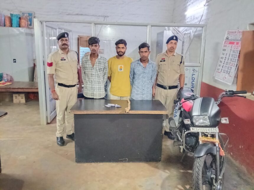 CG CRIME : शराब के लिए पैसे नहीं दिए तो किया मारपीट, तीन युवक गिरफ्तार