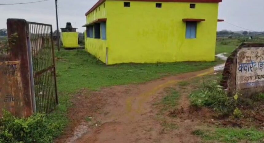 Mahasamund : पंचायत कांपा के सड़क तो सड़क स्कूल के किचन और बाथरूम का भी बुरा हाल
