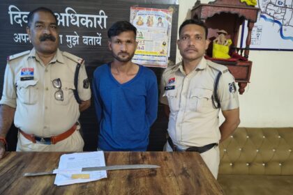 CG : धारदार हथियार लहराकर दहशत फैलाने वाला युवक गिरफ्तार