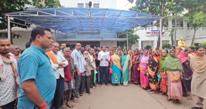 CG : कुकुरमुड़ा में निस्तारी तालाब की भूमि का गुपचुप पंजीयन, सरपंच और ग्रामीणों ने कलेक्टर से की जांच की मांग