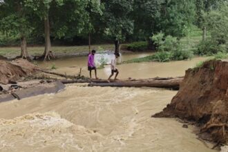 Jashpur : आफत की बारिश में बह गई सड़क, पुल निर्माण अधूरा, खतरे में ग्रामीण 