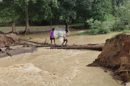 Jashpur : आफत की बारिश में बह गई सड़क, पुल निर्माण अधूरा, खतरे में ग्रामीण 