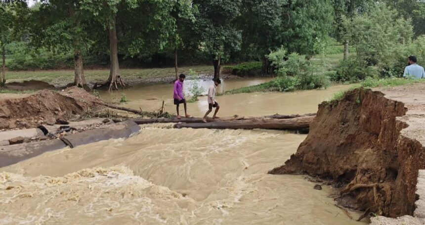 Jashpur : आफत की बारिश में बह गई सड़क, पुल निर्माण अधूरा, खतरे में ग्रामीण 