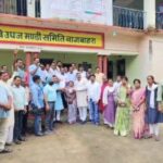 Mahasamund: किसानों को नहीं मिल पा रही डीएपी खाद और बीज, कांग्रेसियों ने बागबाहरा सोसायटी का किया घेराव