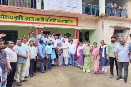 Mahasamund: किसानों को नहीं मिल पा रही डीएपी खाद और बीज, कांग्रेसियों ने बागबाहरा सोसायटी का किया घेराव