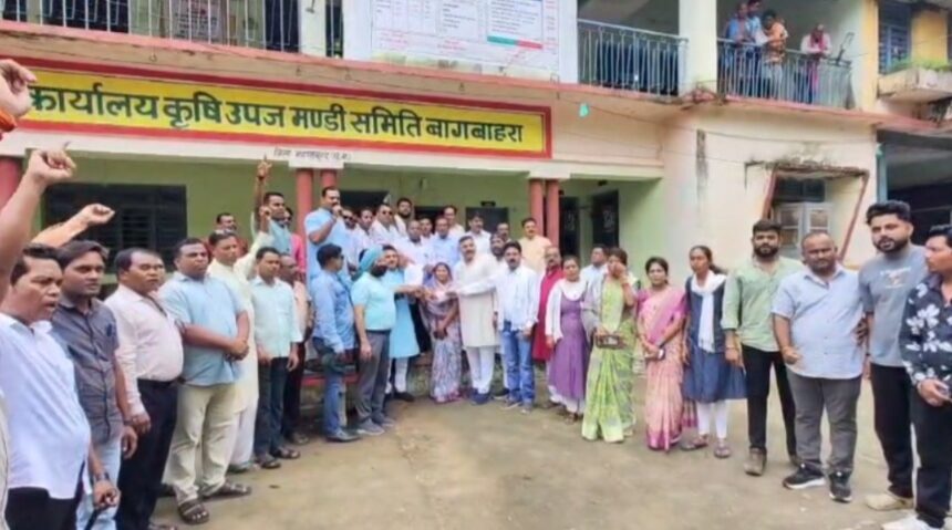 Mahasamund: किसानों को नहीं मिल पा रही डीएपी खाद और बीज, कांग्रेसियों ने बागबाहरा सोसायटी का किया घेराव