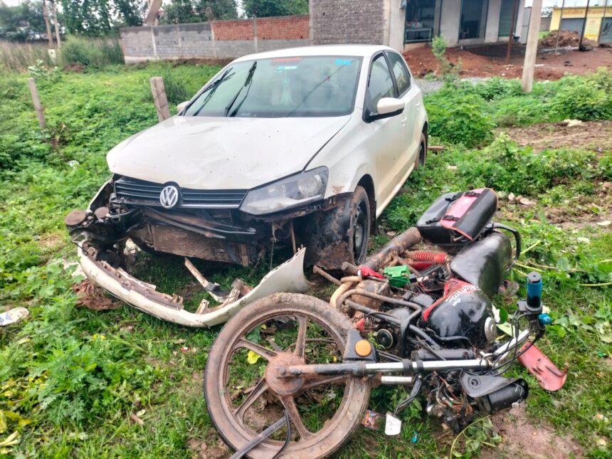 RAIPUR ACCIDENT : तेज रफ्तार कार ने मोटरसाइकिल को मारी ठोकर, दो की हालत गंभीर